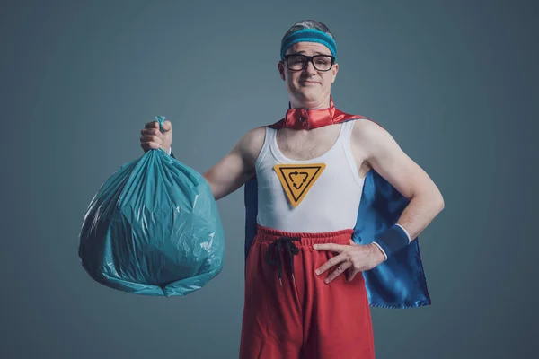 ゴミ袋を持っている面白い環境に優しいスーパーヒーロー笑顔 リサイクル 生態系と別々の廃棄物収集コンセプト — ストック写真