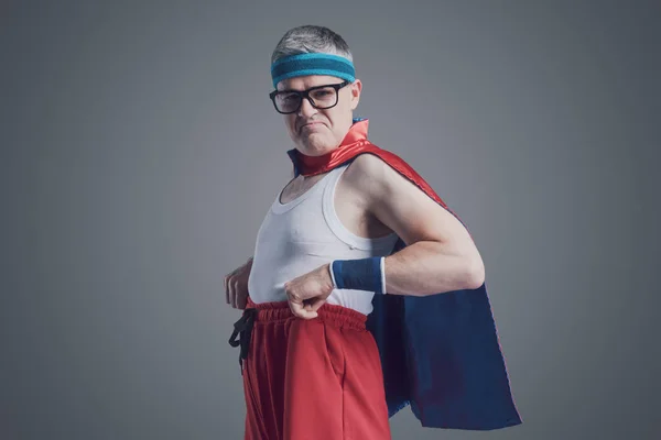 Lustiger Selbstbewusster Superheld Blickt Die Kamera Und Zieht Seine Shorts — Stockfoto