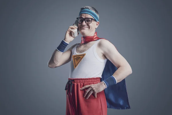 Super Herói Confiante Engraçado Fazendo Telefonema Usando Telefone Sem Fio — Fotografia de Stock