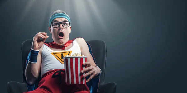 Rolig Superhjälte Tittar Skräckfilmer Och Äter Popcorn Han Livrädd — Stockfoto