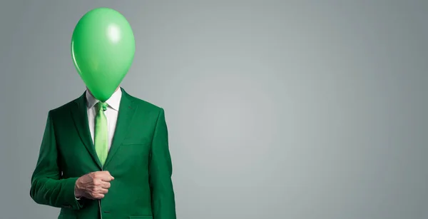 Anonymní Podnikatel Skrývá Hlavu Zeleným Balónem — Stock fotografie