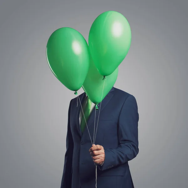 Επιχειρηματίας Που Κρύβεται Πίσω Από Πράσινα Μπαλόνια — Φωτογραφία Αρχείου