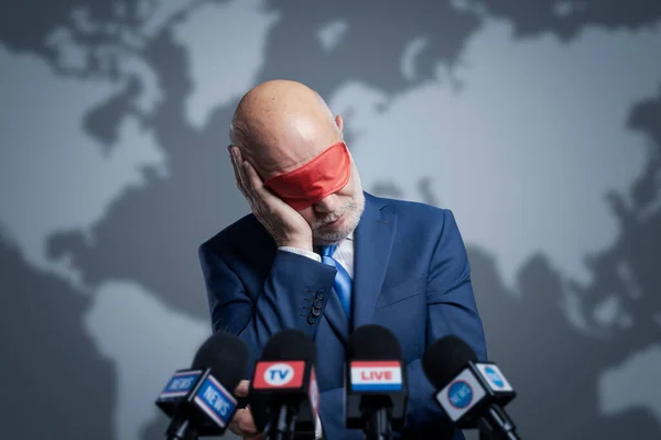 Onvoorzichtige Leider Draagt Een Slaapmasker Slaapt Tijdens Internationale Persconferentie — Stockfoto