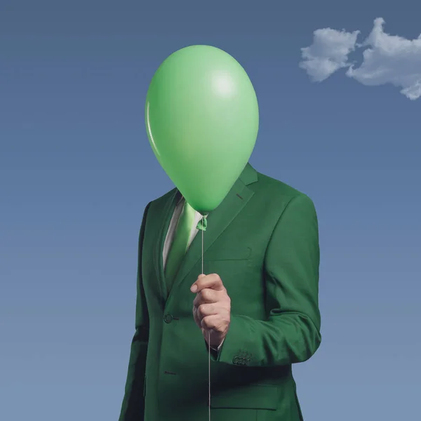 Simsiz Adamı Başını Yeşil Bir Balonun Arkasına Gizliyor — Stok fotoğraf