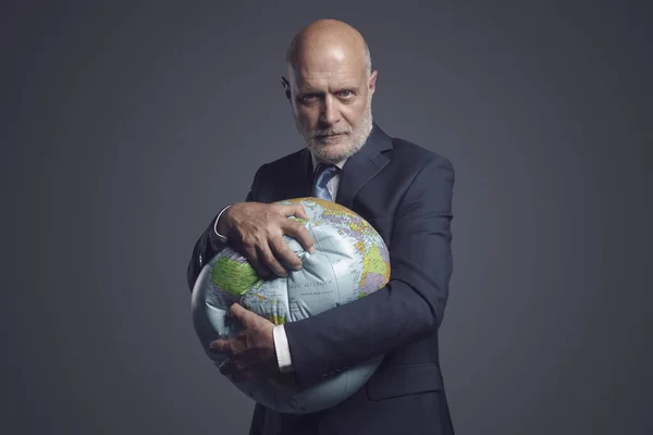 Chciwy Biznesmen Korporacyjny Miażdżący Globus Wykorzystanie Ziemi Koncepcja Władzy — Zdjęcie stockowe
