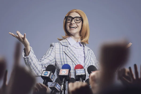Leende Kvinnlig Politiker Håller Presskonferens Hon Ler Och Gestikulerar — Stockfoto