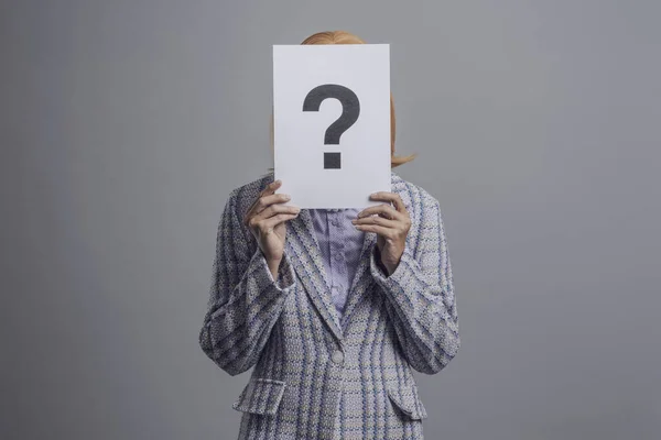 Zakenvrouw Verstopt Zich Achter Een Bord Met Vraagteken — Stockfoto