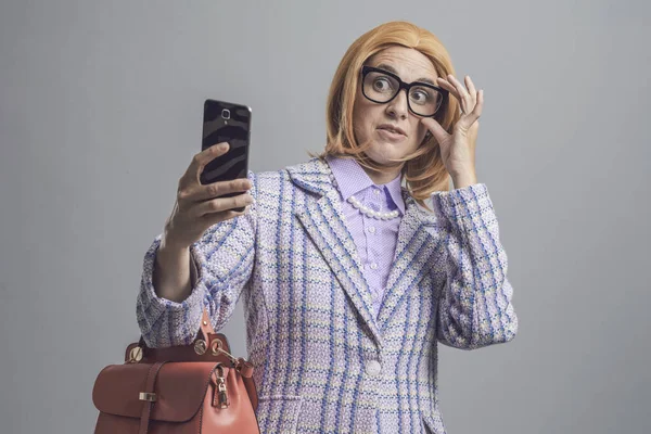 Γυναίκα Που Χρησιμοποιεί Smartphone Της Και Έχει Προβλήματα Όρασης Δεν — Φωτογραφία Αρχείου