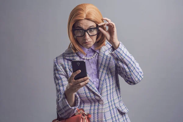 Donna Utilizzando Suo Smartphone Avendo Problemi Vista Non Grado Leggere — Foto Stock