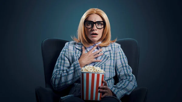 재미있는 여자가 긴장감 영화를 영화관에서 팝콘을 먹으면서 — 스톡 사진