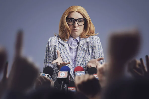 Confundida Mujer Política Avergonzada Que Celebra Una Conferencia Prensa Está — Foto de Stock