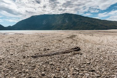 Kuru plaj, çevre ve doğa kavramına sahip dağlar ve göl manzarası