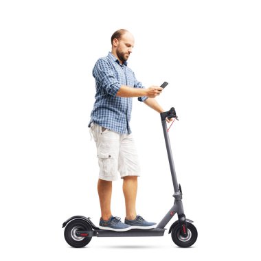 Elektrikli scooter kullanırken akıllı telefon kullanan dikkatsiz bir adam.