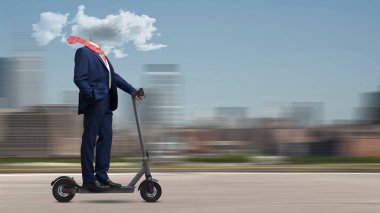 Kafası bir bulutun içinde elektrikli scooter kullanan bir iş adamı: zihinsel sis, dikkat dağıtma ve izolasyon konsepti, arka planda şehir