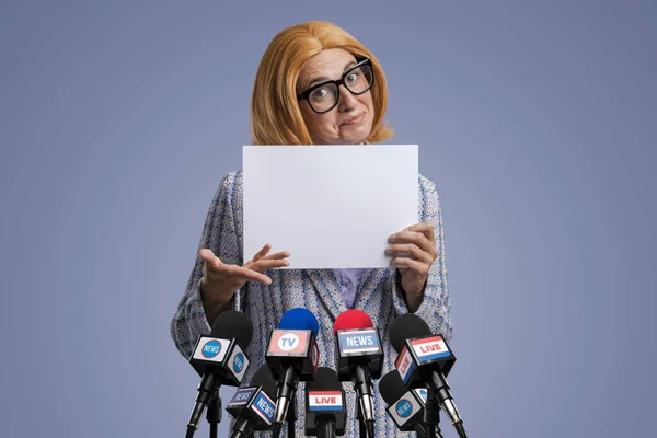 Roligt Leende Kvinnlig Politiker Visar Tom Skylt Vid Presskonferensen — Stockfoto