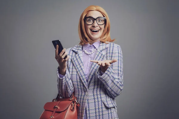 Spännande Glad Kvinna Som Får Överraskning Sin Smartphone Hon Glad — Stockfoto