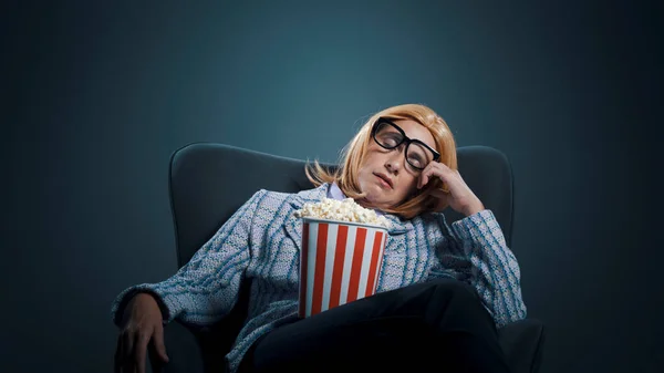 Mujer Aburrida Cine Mira Una Película Aburrida Queda Dormida — Foto de Stock