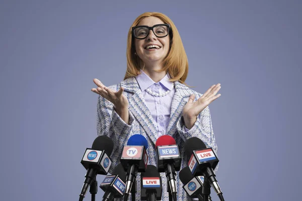 Leende Kvinnlig Politiker Håller Presskonferens Hon Ler Och Gestikulerar — Stockfoto