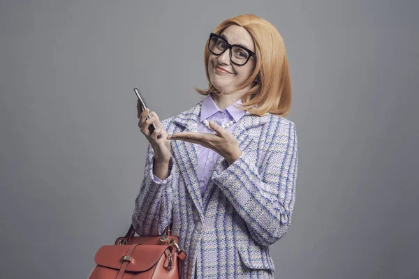 Mujer Satisfecha Feliz Mirando Cámara Mostrando Teléfono Inteligente — Foto de Stock