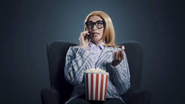 Забавная Грубая Женщина Разговаривает Своим Смартфоном Кинотеатре — стоковое фото