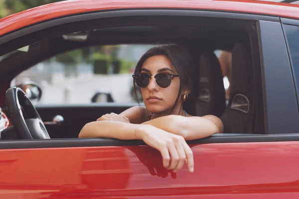 美しい自然の姿の若い女性ドライバーの肖像画 車の中で座っている — ストック写真