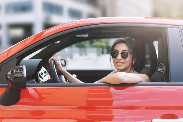 Retrato Bela Jovem Mulher Feliz Motorista Sentado Carro — Fotografia de Stock