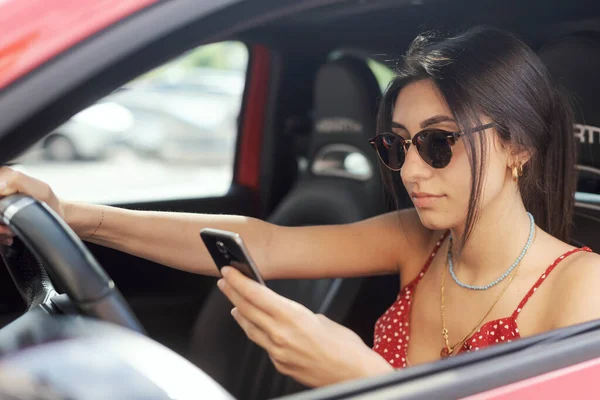 Egy Aki Okos Telefonját Tartja Kocsiban Női Vezető Olvasás Üzenet — Stock Fotó