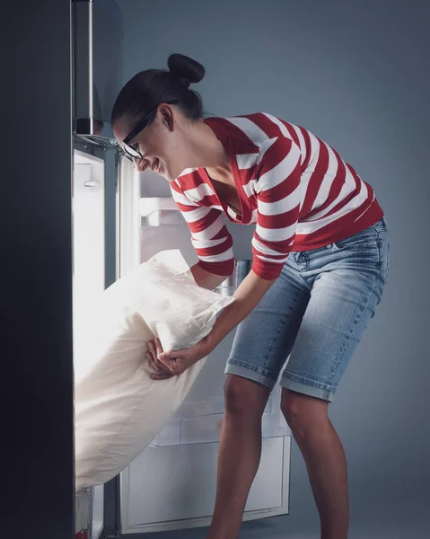 Mujer Feliz Poniendo Almohada Cama Nevera Clima Caliente Concepto Ola — Foto de Stock