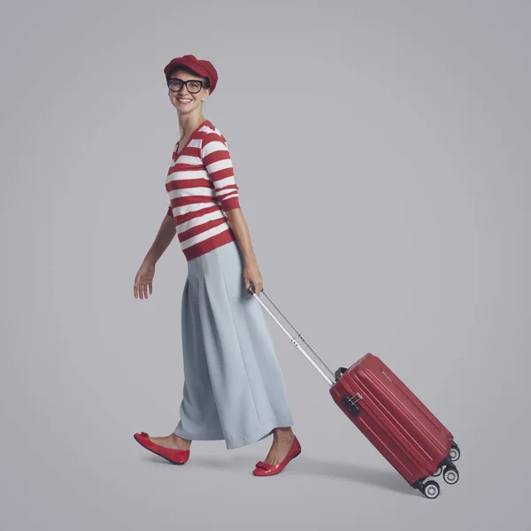 Heureuse Femme Touristique Marchant Avec Une Valise Trolley Souriant Caméra — Photo