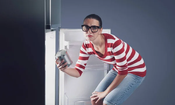 Грустная Голодная Женщина Стоит Рядом Открытым Холодильником Держит Консервы — стоковое фото