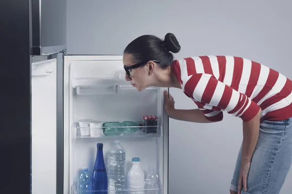 Giovane Donna Che Guarda Frigo Cerca Cibo — Foto Stock