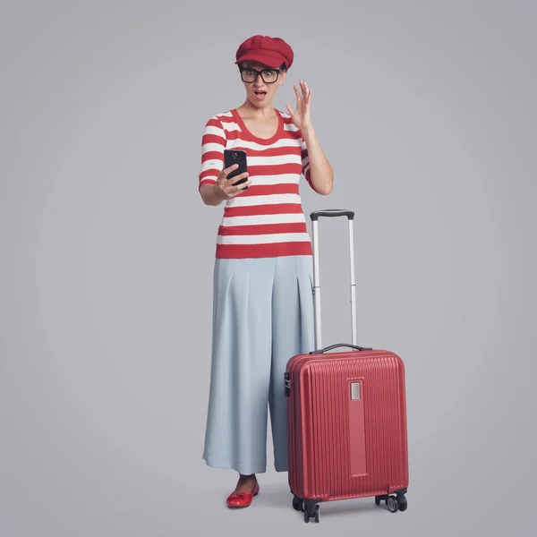 Hayal Kırıklığına Uğramış Kadın Yolcu Bavuluyla Akıllı Telefon Seyahat Turizm — Stok fotoğraf