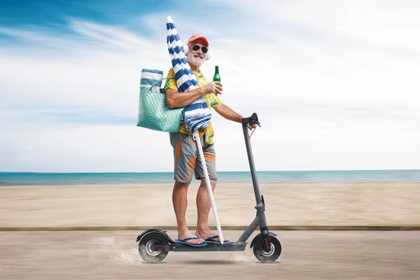 Mutlu Kıdemli Turistler Çevre Dostu Elektrikli Scooterla Arka Planda Plaja — Stok fotoğraf