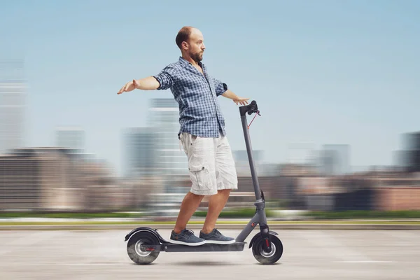 Elektrikli Scooter Kullanan Dikkatsiz Bir Adam Elleri Boşta Kolları Açık — Stok fotoğraf