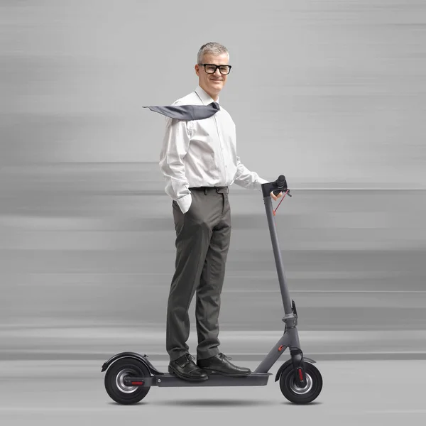 Empresário Corporativo Montando Rápido Eco Friendly Scooter Elétrico Conceito Mobilidade — Fotografia de Stock