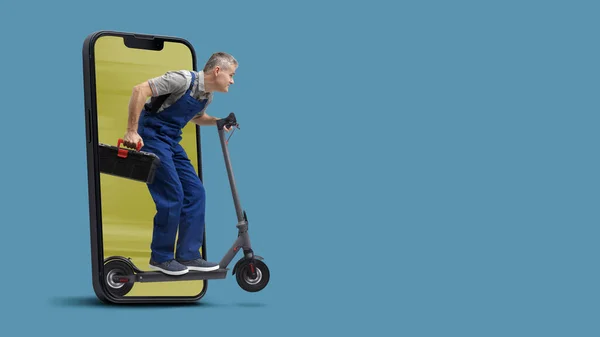 Profesyonel Hızlı Tamirci Elektrikli Scooter Kullanıyor Akıllı Telefon Ekranından Çıkıyor — Stok fotoğraf