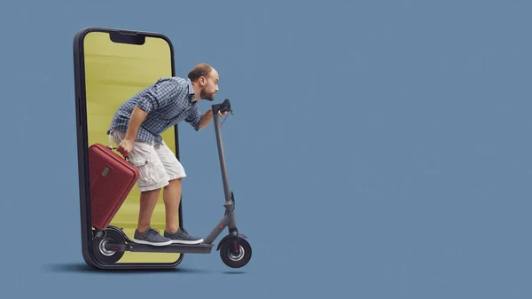 Turista Llevando Una Bolsa Carro Montando Scooter Eléctrico Rápido Está — Foto de Stock