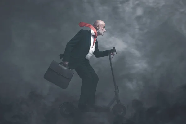 Geschäftsmann Der Mit Einem Elektroroller Unterwegs Ist Ist Von Umweltverschmutzung — Stockfoto