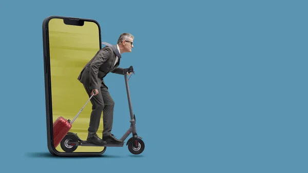 친환경 스쿠터를 다니는 사업가가 스마트폰 화면에서 공간에서 나오는 — 스톡 사진