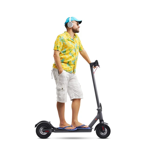 Cool Homme Élégant Portant Une Chemise Plage Colorée Chevauchant Scooter — Photo