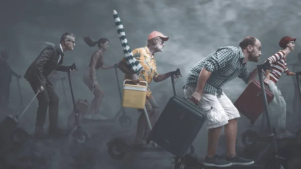 汚染された都市で電動スクーターに乗る人々の群衆は 彼らはスモッグや有毒ガス 環境被害の概念に囲まれています — ストック写真
