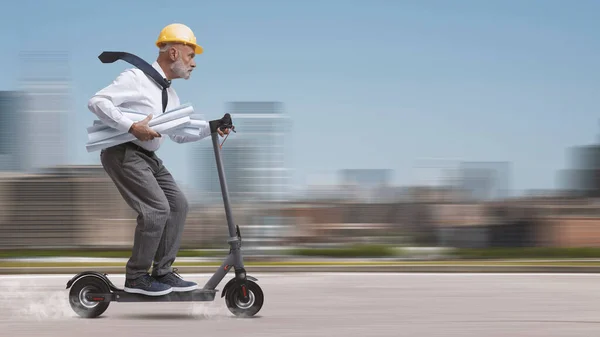 Profesyonel Mühendis Mimar Güvenlik Kaskı Takıyor Elektrikli Scooter Kullanıyor Arka — Stok fotoğraf