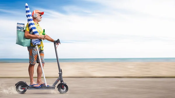 Mutlu Kıdemli Turistler Çevre Dostu Elektrikli Scooterla Arka Planda Plaja — Stok fotoğraf