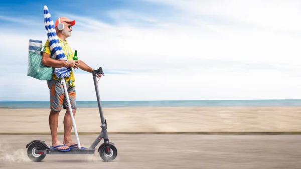 Happy Senior Turista Montar Scooter Eléctrico Ecológico Playa Mar Playa — Foto de Stock