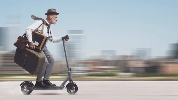 Eski Tarz Bir Turist Elektrikli Scooter Kullanıyor Bagajları Taşıyor Arka — Stok fotoğraf