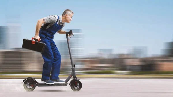 Professionele Snelle Reparateur Met Een Gereedschapskist Rijden Een Elektrische Scooter — Stockfoto