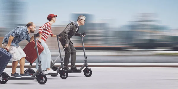 Viajando Pessoas Transportando Bagagem Montando Scooters Elétricos Rápidos Competição Conceito — Fotografia de Stock