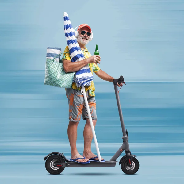 Vicces Boldog Idős Turista Megy Strandra Tartja Strand Esernyő Lovaglás — Stock Fotó