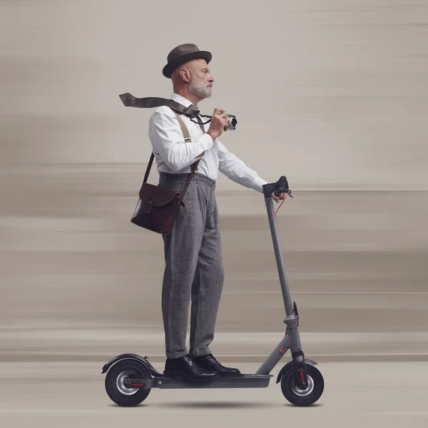 Vintage Stijl Man Met Een Koffer Rijden Een Elektrische Scooter — Stockfoto