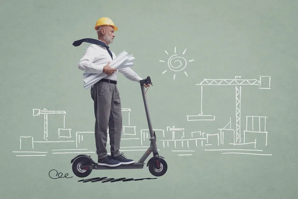 Ingénieur Avec Casque Sécurité Chevauchant Scooter Électrique Site Construction Esquissé — Photo